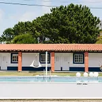 ゲストハウス Zulla Nazare's Surf Village *