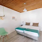 Zulla Nazare's Surf Village ゲストハウス ナザレ