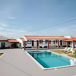 Zulla Nazare's Surf Village * ナザレ
