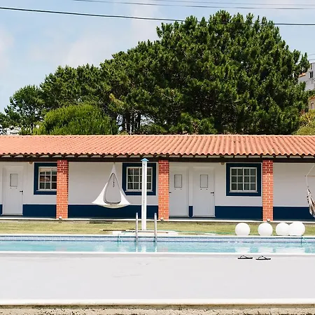 Гостевой дом Zulla Nazare's Surf Village *
