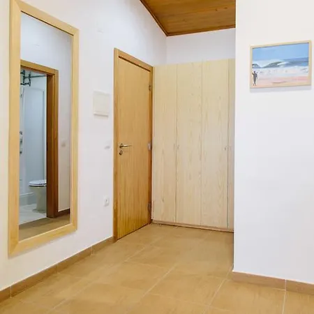 Zulla Nazare's Surf Village * Назаре