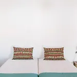 Zulla Nazare's Surf Village Guest house