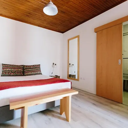Zulla Nazare's Surf Village Guest house