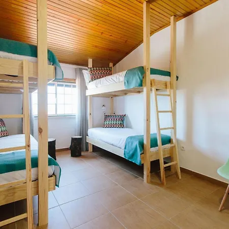 Zulla Nazaré`s Surf Village Pensión *