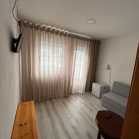 Pensión Zulla Nazaré`s Surf Village