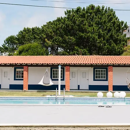 بيت ضيافة Zulla Nazare's Surf Village *