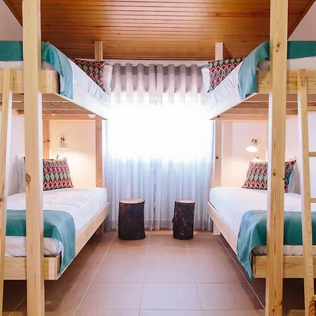Zulla Nazare's Surf Village بيت ضيافة