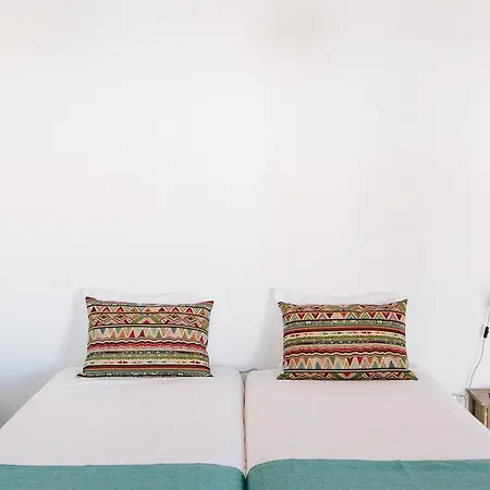 Zulla Nazare's Surf Village Guest house