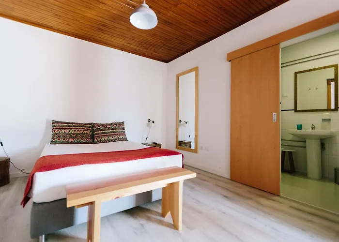 Zulla Nazare's Surf Village Гостевой дом