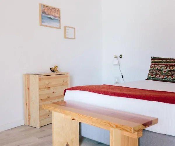 Гостевой дом Zulla Nazare's Surf Village *