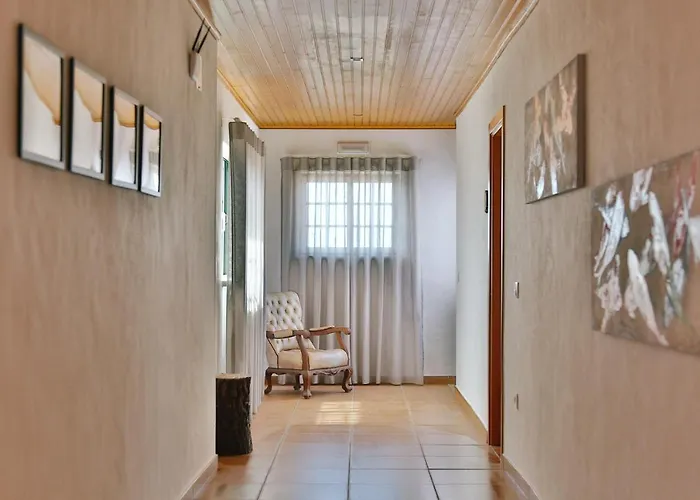 Гостевой дом Zulla Nazare's Surf Village *