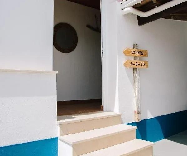 Zulla Nazare's Surf Village * Назаре