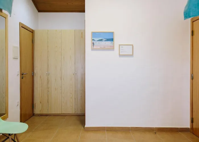 Гостевой дом Zulla Nazare's Surf Village