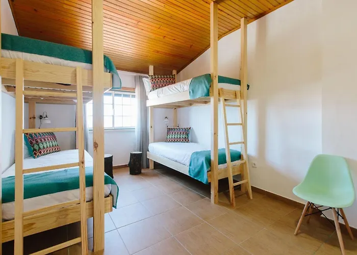 Zulla Nazare's Surf Village Гостевой дом *