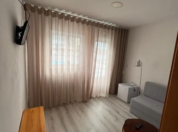 Гостевой дом Zulla Nazare's Surf Village