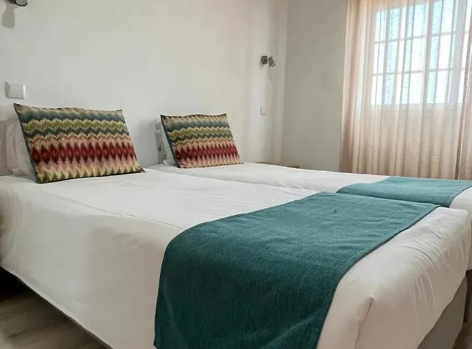 Zulla Nazare's Surf Village Гостевой дом