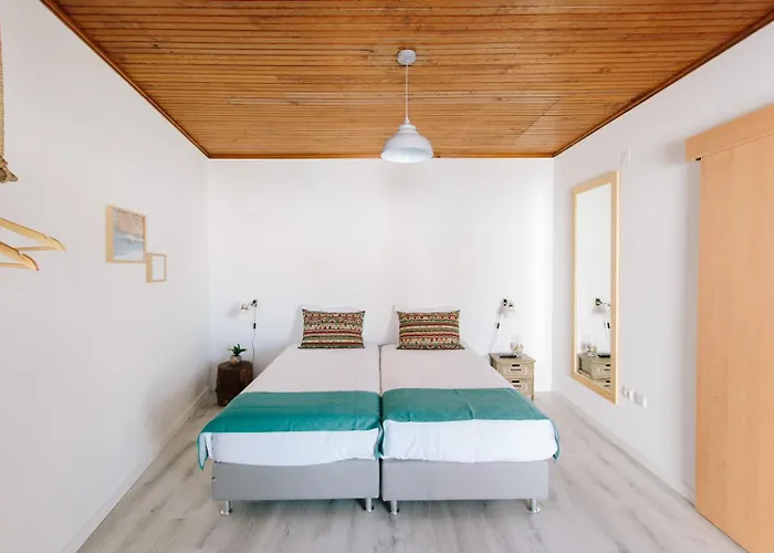 Гостевой дом Zulla Nazare's Surf Village *