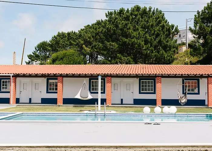 Гостевой дом Zulla Nazare's Surf Village *