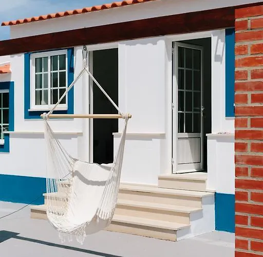 Гостевой дом Zulla Nazare's Surf Village Назаре