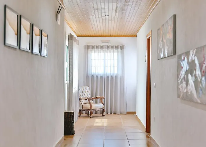 Zulla Nazare's Surf Village Назаре