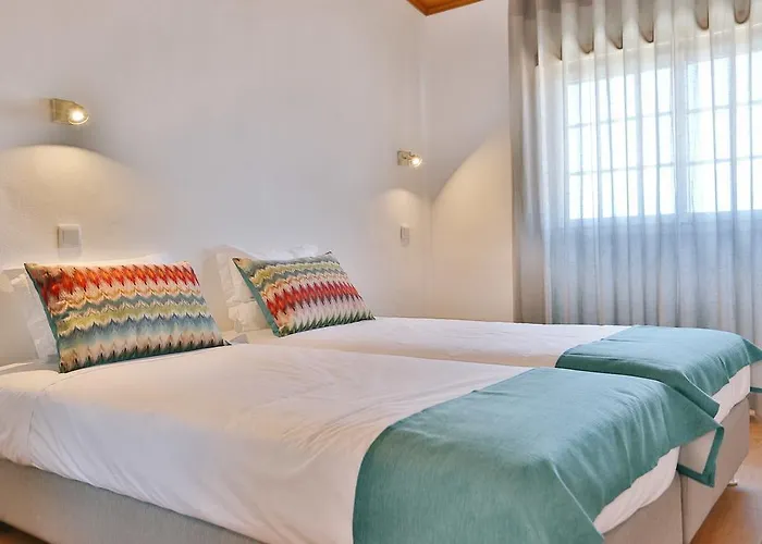 Zulla Nazare's Surf Village Назаре