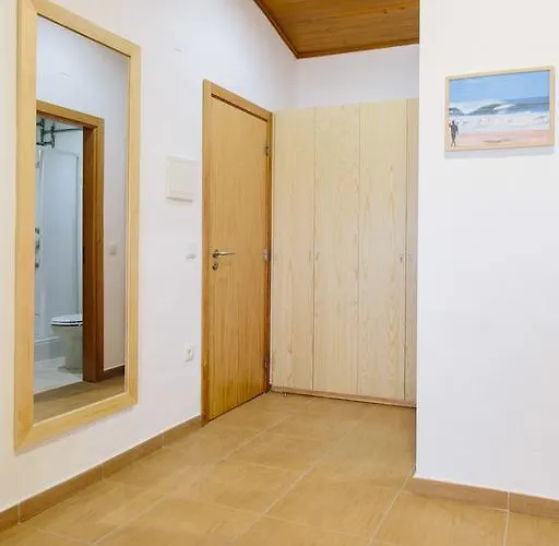 Zulla Nazare's Surf Village * Назаре