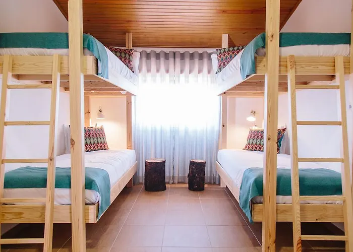 Zulla Nazare's Surf Village Гостевой дом