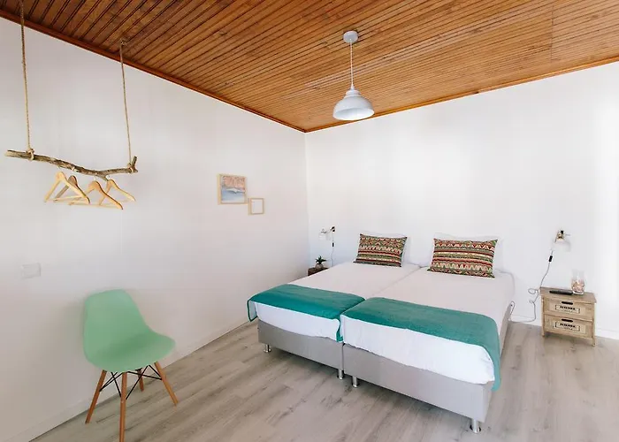 Zulla Nazare's Surf Village Гостевой дом Назаре