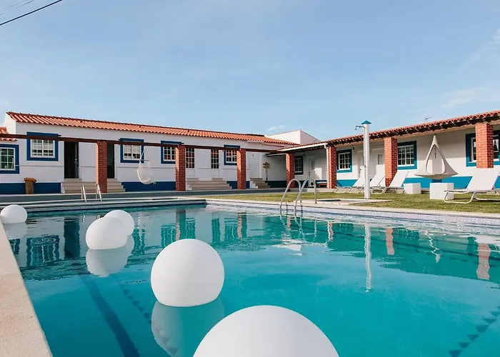 Zulla Nazare's Surf Village * Назаре