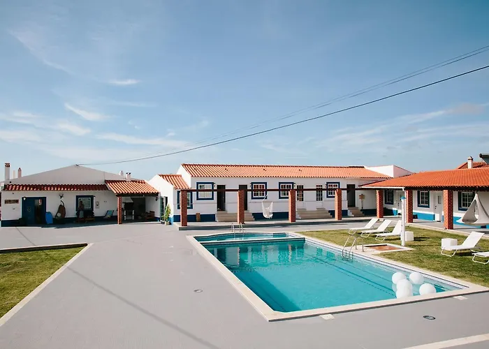 Zulla Nazare's Surf Village * Назаре